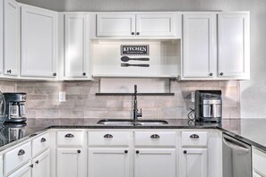 Refrigerador, microondas, placa de cocina, lavavajillas