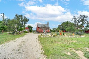 Property grounds - Pet-Friendly Fredericksburg Cabin w/ Hot Tub! (Fredericksburg)
