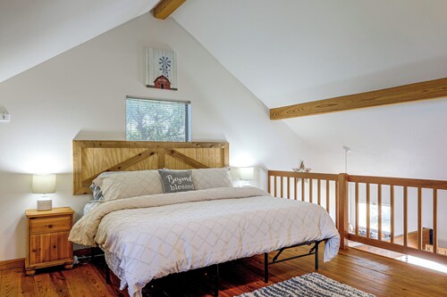 Pet-Friendly Fredericksburg Cabin w/ Hot Tub!