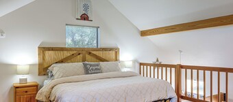 Pet-Friendly Fredericksburg Cabin w/ Hot Tub!