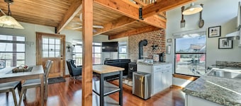 Pet-Friendly Fredericksburg Cabin w/ Hot Tub!