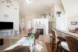 Fernseher, Kamin, Arbeitsbereiche