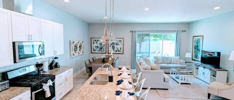 Micro-ondes, lave-vaisselle, chaise haute