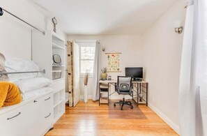 2 bedrooms, in-room safe, desk, iron/ironing board