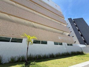 A multi-story building with a tiled facade, a palm tree, and a sign reading 'Imperial Bessos Residence 302'. - Imperial Bessa (João Pessoa)