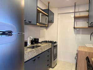 Apartamento | Cocina privada | Frigorífico grande, microondas, horno y placa de cocina