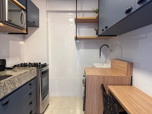 Apartamento | Cozinha privada | Geladeira grande, micro-ondas, fogão, cooktop