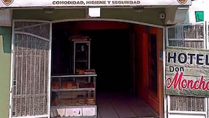 Un hotel llamado "HOTEL DON MONCHO" con un letrero que indica "COMODIDAD, HIGIENE Y SEGURIDAD".