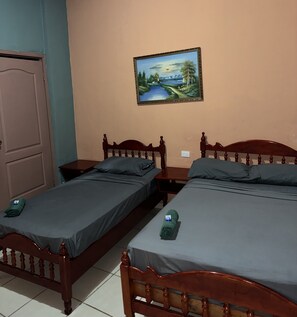 Dobbeltrom | Tempur-Pedic-senger, individuelt dekorert og skrivebord for bærbar PC