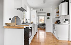 Frigorífico, horno, placa de cocina y lavavajillas