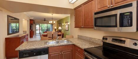 Jääkaappi, mikroaaltouuni, uuni, liesi