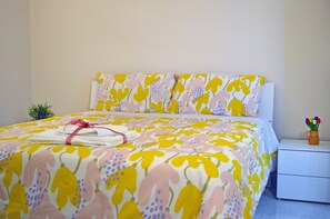 1 habitación, caja de seguridad en la habitación y escritorio 