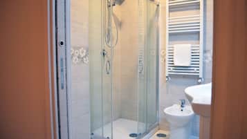 Dusche, Haartrockner, Bidet, Handtücher