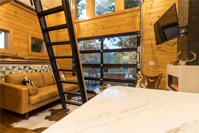 Tree House Oasis, conveniently located in the heart of Bentonville