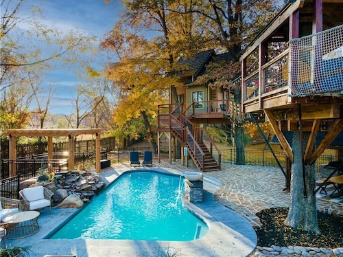 Tree House Oasis, conveniently located in the heart of Bentonville