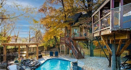 Tree House Oasis, conveniently located in the heart of Bentonville