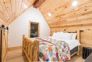 2 bedrooms, iron/ironing board, WiFi, bed sheets - Tree House Oasis, conveniently located in the heart of Bentonville (Bentonville)