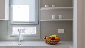 One Bedroom Apartment U | Cuisine privée | Plaque de cuisson, batterie de cuisine, vaisselle et ustensiles, épices