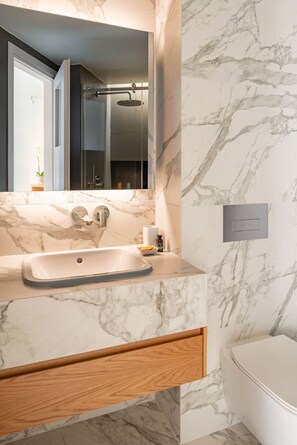 Shower, rainfall showerhead, designer toiletries, hair dryer - Townhouse Lefkada (Lefkada)