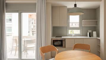 Deluxe Studio Apartment O | Private kitchen | Stovetop, cookware/dishes/utensils, spices, cleaning supplies