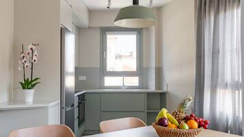 Big One Bedroom Apartment H | Cucina privata | Piano cottura, pentole/stoviglie/utensili, spezie