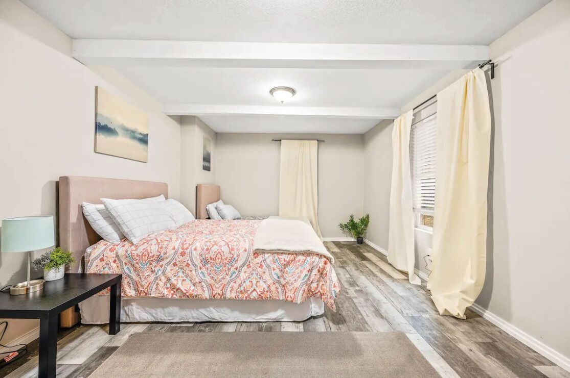 3BR Sleeps 9 Near Washington Sq Mall