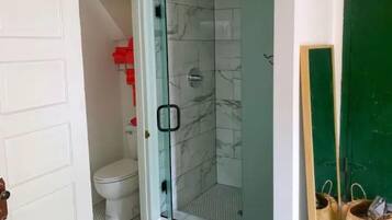 Shower, hair dryer, towels, shampoo