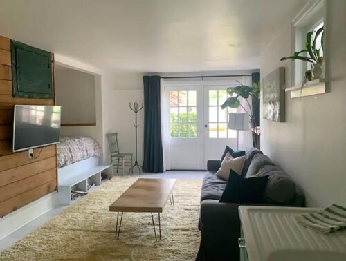 A Cozy Light-Filled Retreat in Queen Anne, Seattle