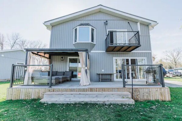 Exterior - Beautiful river side cottage with beautiful sunset n enjoy catching lots of fish (Quinte West)