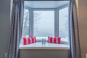 Interior - Beautiful river side cottage with beautiful sunset n enjoy catching lots of fish (Quinte West)