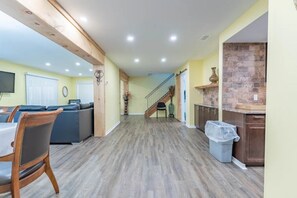 Interior - Beautiful river side cottage with beautiful sunset n enjoy catching lots of fish (Quinte West)