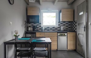Frigorífico, microondas, placa de cocina y lavavajillas