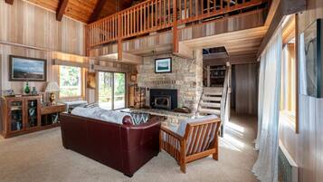 Kamin, Tischtennisplatte, Bücher