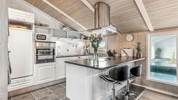 Køleskab, kogeplade, opvaskemaskine, kaffe-/temaskine