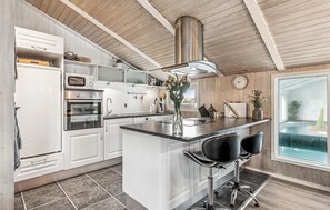 Kjøleskap, kokeplater, oppvaskmaskin og kaffetrakter/tekoker