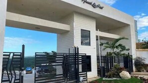 En modern byggnad med en skylt som visar texten ”Pyramid Resort”.
