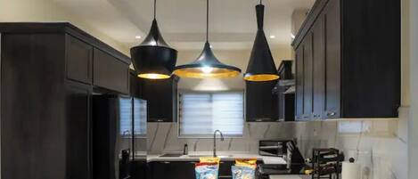 Frigorifero, microonde, forno, piano cottura