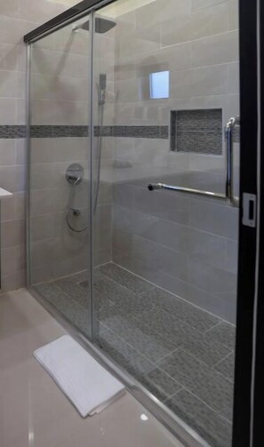 Douche, sèche-cheveux, serviettes fournies, savon