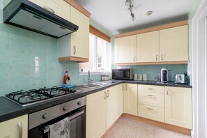 이코노미 아파트 (1 Bedroom) | 전용 주방 | 전기 주전자