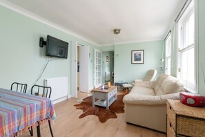 이코노미 아파트 (1 Bedroom) | 거실 공간 | 케이블 채널 시청이 가능한 30인치 평면 TV, TV