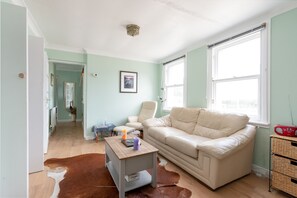 이코노미 아파트 (1 Bedroom) | 거실 공간 | 케이블 채널 시청이 가능한 30인치 평면 TV, TV