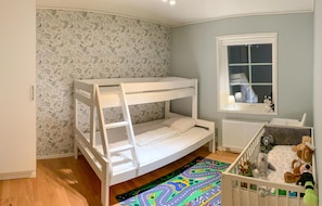 2 bedrooms, travel crib, free WiFi - 3 bedroom amazing home in Motala (Motala)