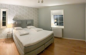 2 bedrooms, travel crib, free WiFi