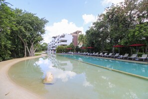 2 albercas al aire libre 