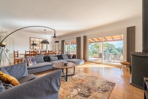 TV, fireplace, ping pong