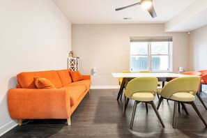 Smart TV, videojuegos, reproductor de DVD y libros 