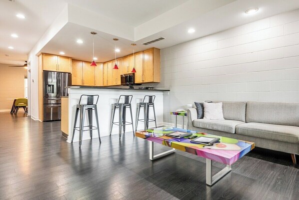 Smart TV, video games, DVD player, books - TWO Separate Luxury Condos BEST Location WALK to Fun in The Highlands! 4BR & 6BA (Louisville)