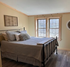 Room - Stylish Farmhouse with amazing view! (Hartwick)