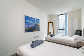 Exclusive Apartment (2 Bedrooms) | 2 bedrooms, desk, iron/ironing board, bed sheets - 428 Beautiful Meadows apt With Stunning Views (Edinburgh)
