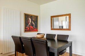Dining - 428 Beautiful Meadows apt With Stunning Views (Edinburgh)